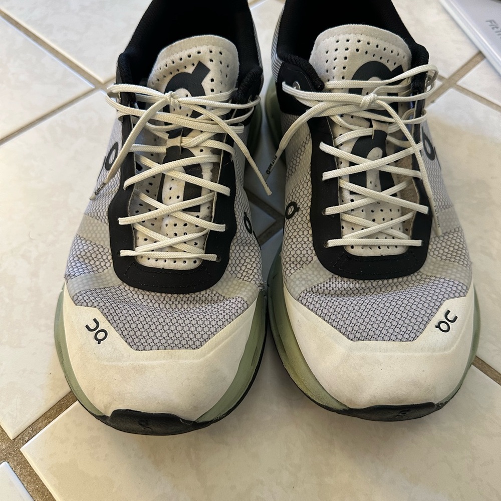 On Running Men's White and Black Athletic Shoes 10.5 M - Picture 7 of 8